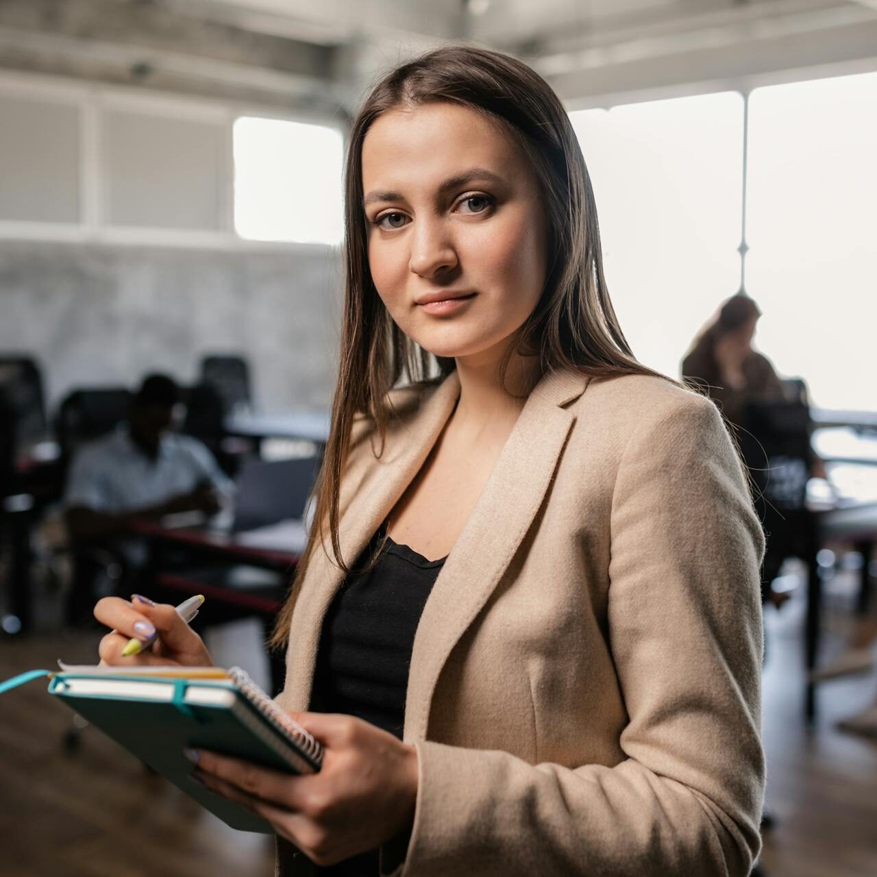 Księgowa analizująca dokumenty księgowe Księgowa analizująca dokumenty księgowe